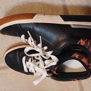 Universal thread black leather tennis shoes